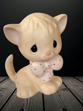 1982 precious moments kitten with bow